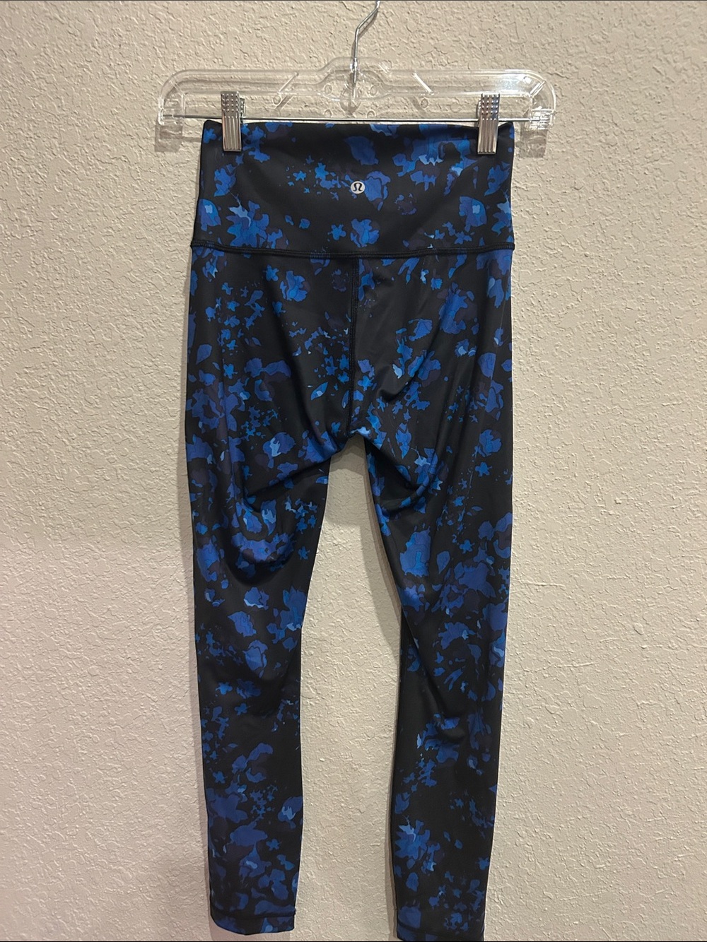 Lululemon Women’s Blue Floral Athletic Leggings